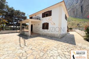 Villa con giardino