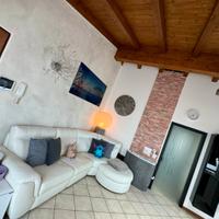 Splendido bilocale mansardato con travi a vista
