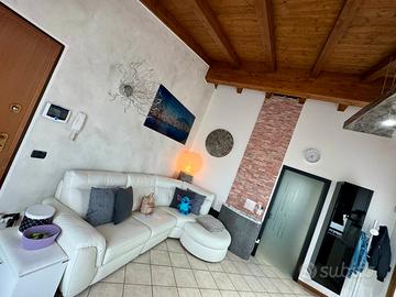 Splendido bilocale mansardato con travi a vista