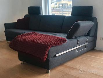 divano angolare grigio