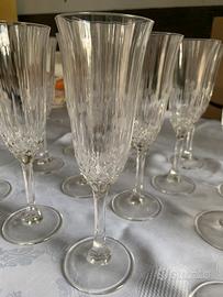 Tanti bicchieri cristallo e bicchieri birra