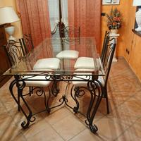 Tavolo con sedie