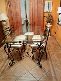 Tavolo con sedie