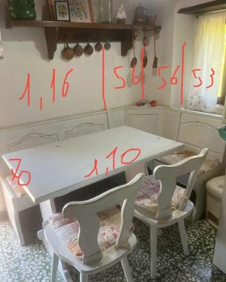 Tavolo con panche e due sedie