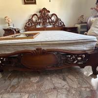 Letto con testiera antica e materasso