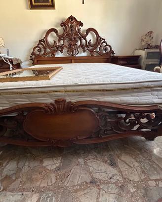 Letto con testiera antica e materasso