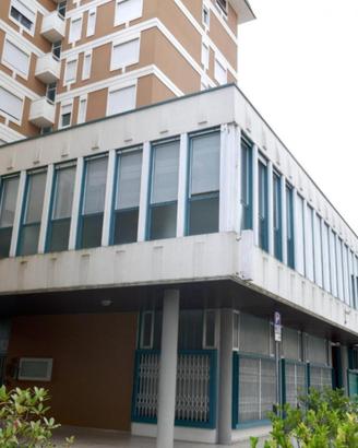 LUMINOSO UFFICIO CON SOPPALCO: posizione strate...