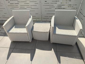 poltrone e tavolo da giardino 