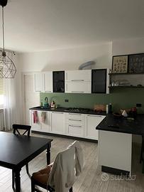 Cucina completa moderna bianca con penisola