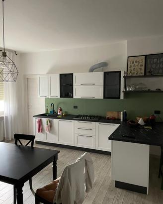 Cucina completa moderna bianca con penisola