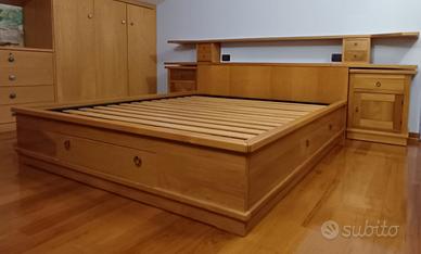 Letto matrimoniale di design in ciliegio massello