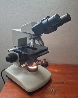 Microscopio biologico professionale a revolver