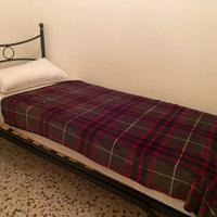 Letto singolo il ferro battuto con doghe in legno 