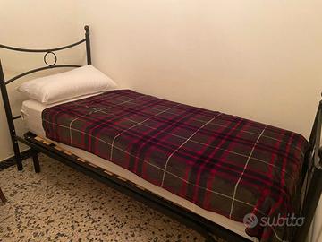 Letto singolo il ferro battuto con doghe in legno 