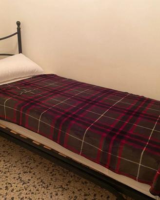 Letto singolo il ferro battuto con doghe in legno 