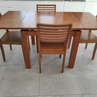 Tavolo allungabile in legno con sedie