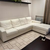 Divano in pelle bianca pieno fiore