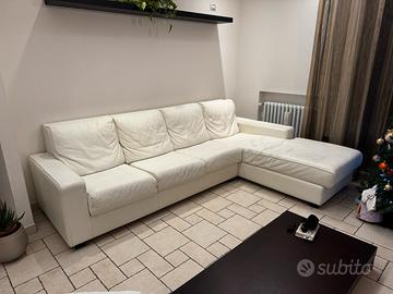 Divano in pelle bianca pieno fiore