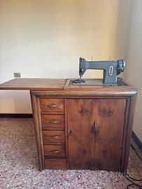 Macchina da cucire d'epoca Emberi con Mobile