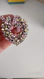 Spilla con paillettes e strass