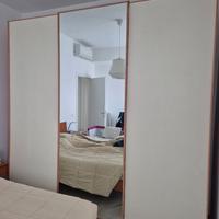 Armadio artigianale in legno con ampio specchio