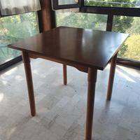 Tavoli quadrati in legno