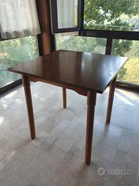 Tavoli quadrati in legno