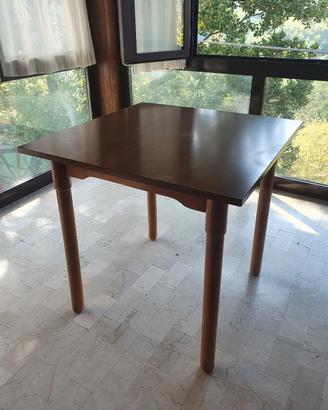 Tavoli quadrati in legno