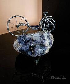 Scultura bicicletta argentata su pietra ametista