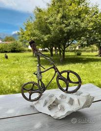 Operetta ferro battuto ciclista