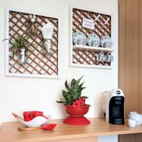 Bacheca in legno con fondo a griglia