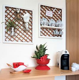 Bacheca in legno con fondo a griglia