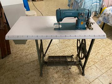 Macchina da cucire Singer 807 con base in ghisa