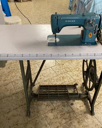Macchina da cucire Singer 807 con base in ghisa
