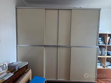 Armadio bianco con uno stile unico 4 ante enormi…