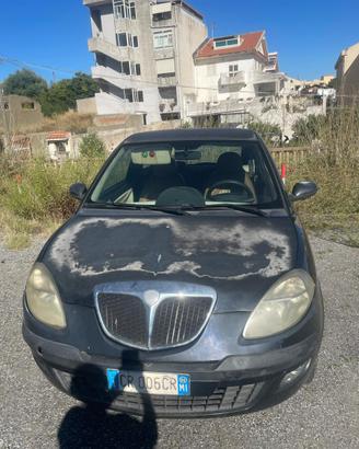 Lancia y 2004