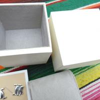 Mikhael Kors porta orologio e maglie originali.