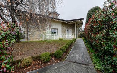 SPLENDIDA VILLA A SCHIERA DI TESTA DI RECENTE COST
