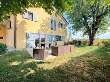 Villa di 350 m² con più di 5 locali e box auto a M
