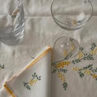 tovaglia ricamata su lino 