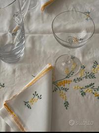 tovaglia ricamata su lino 