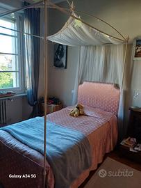 Letto con baldacchino