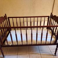 lettino per bambini in legno con materasso