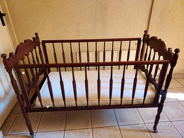 lettino per bambini in legno con materasso