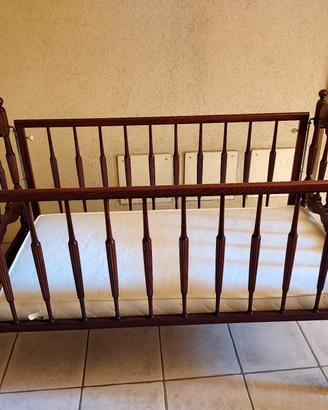 lettino per bambini in legno con materasso