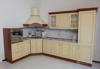 Cucina nuova ad angolo in Frassino dec. Panna
