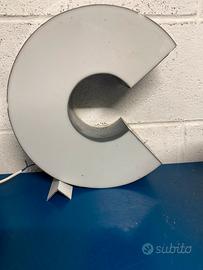 Lettera c ex insegna bordo grigio fronte bianco