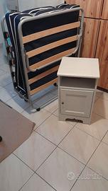 Comodino ikea e letto pieghevole.