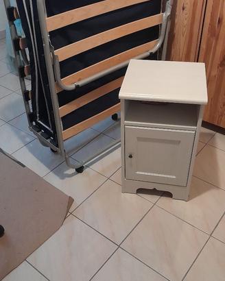 Comodino ikea e letto pieghevole.