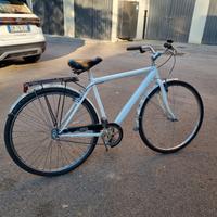 due biciclette una da uomo e una da donna 